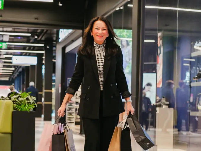 Personal Shopper Siv smilende med poser i hendene