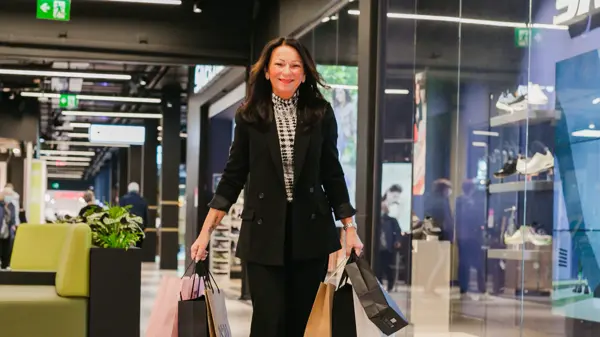 Personal Shopper Siv smilende med poser i hendene