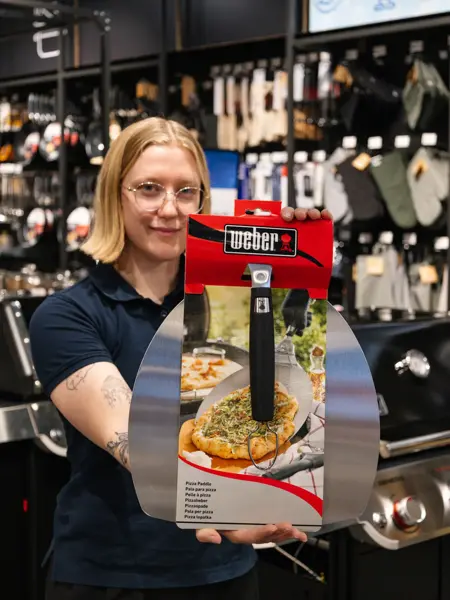 dame holder utstyr til grillen