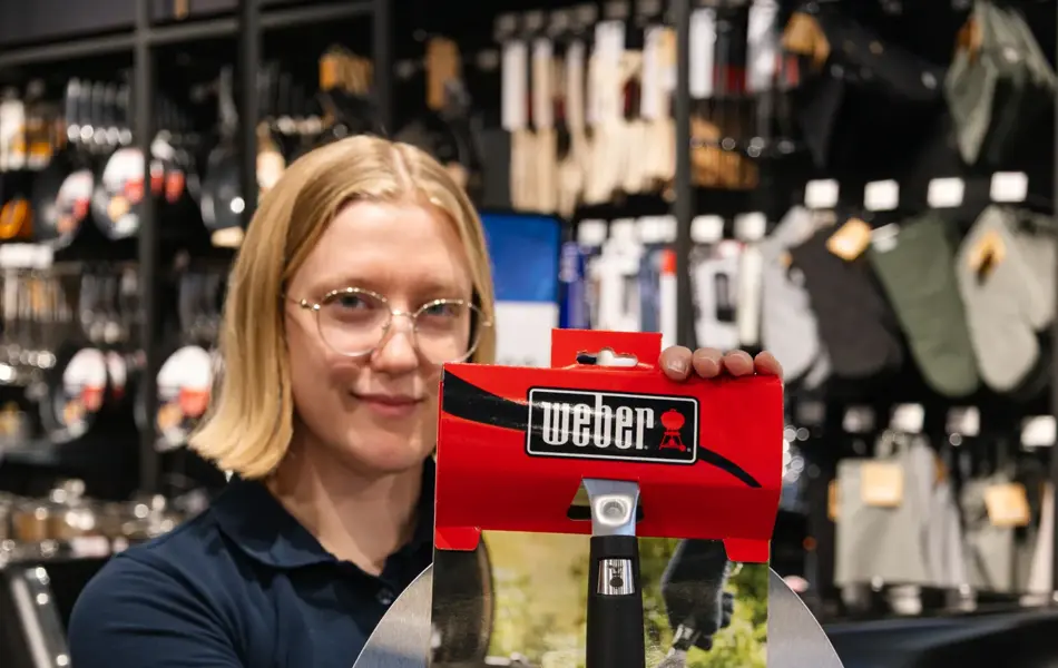 dame holder utstyr til grillen