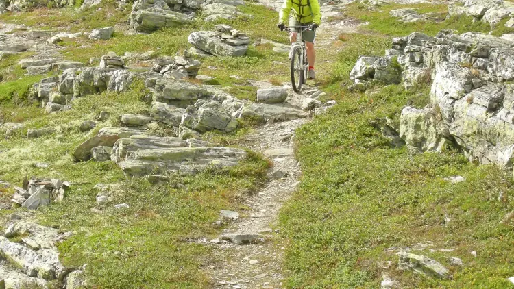 Sykkel i terreng med utsikt over Skeikampen