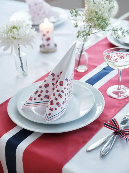 106002057 Hipp hurra bordløper 30x200 105018350 Festdag serviett 33x33.jpg