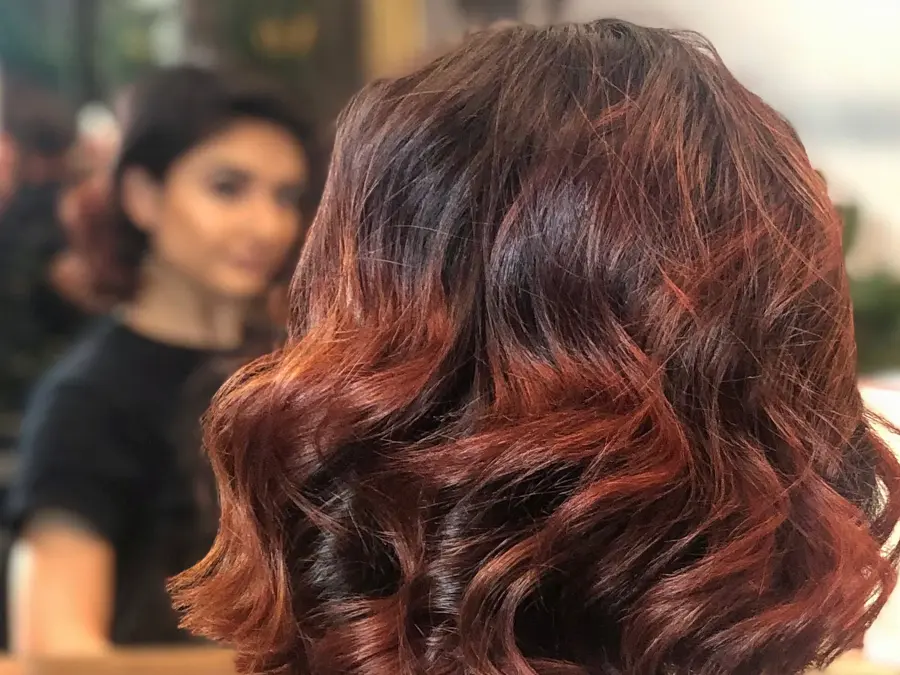 Rødt hår som er krøllet 