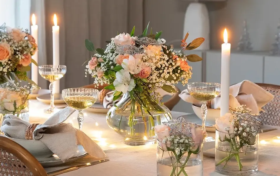 bord dekket med blomster fra Mester Grønn