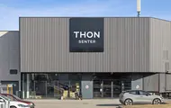 Thon Senter Kanebogen fasade, inngang med litt av parkeringsplassen.