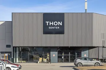 Thon Senter Kanebogen fasade, inngang med litt av parkeringsplassen.