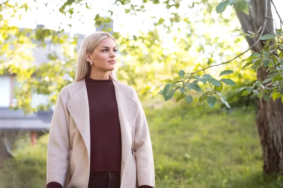 Portrettbilde av kvinne i skog