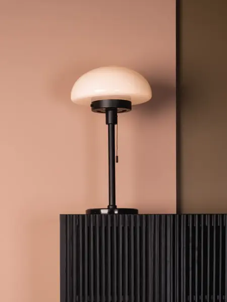 En lampe på en kommode