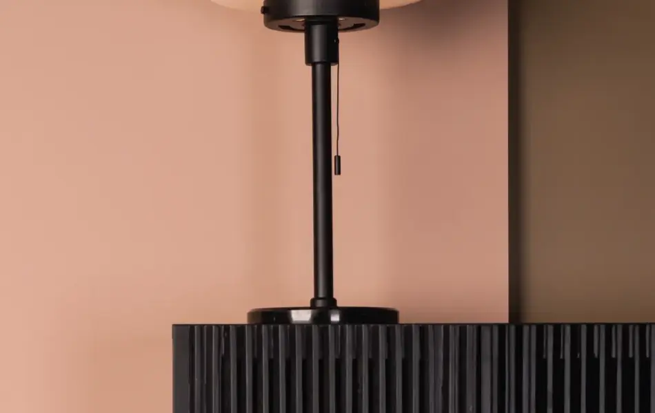 En lampe på en kommode