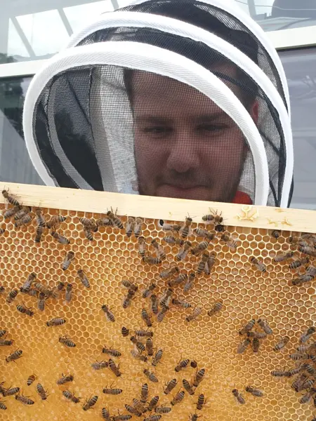 Jan Henrik fra drift tømmer kuben