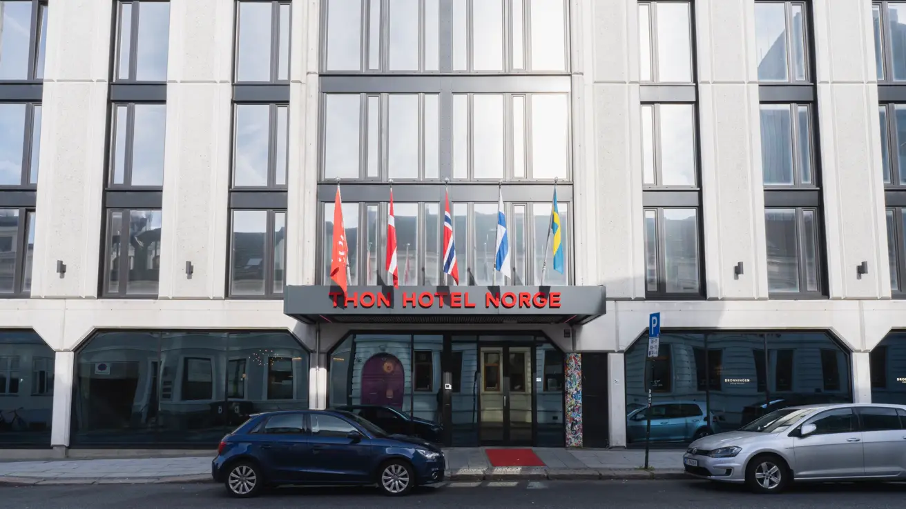 Fasaden til Thon Hotel Norge sett forfra.