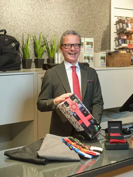 ansatt hos aandahls herre viser frem lekkert tilbehør