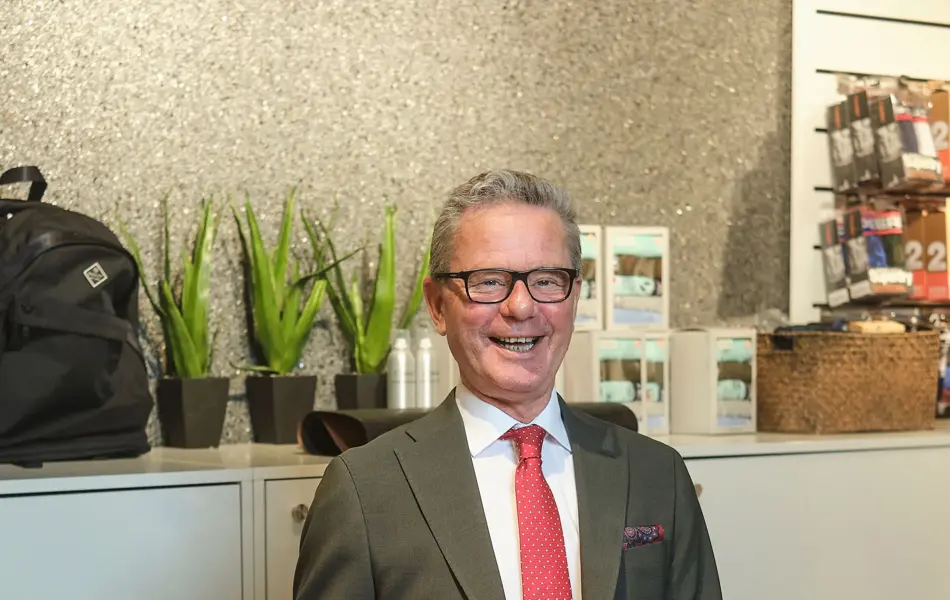 ansatt hos aandahls herre viser frem lekkert tilbehør