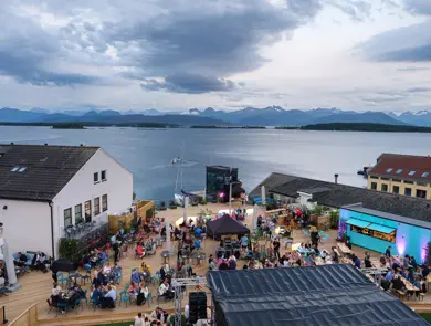 Utekonsert med Moldefjorden i bakgrunn