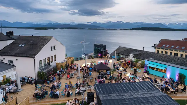 Utekonsert med Moldefjorden i bakgrunn