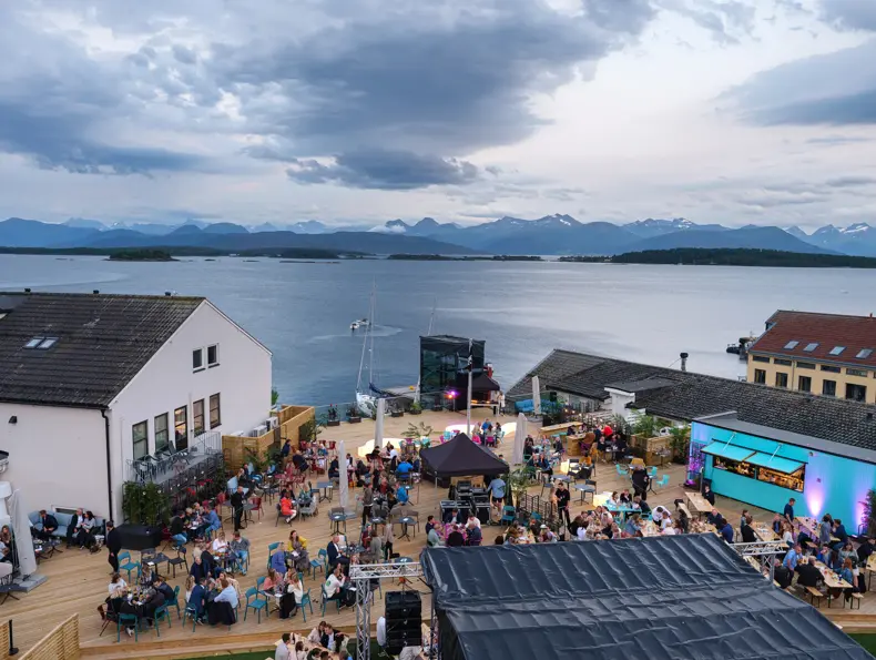 Utekonsert med Moldefjorden i bakgrunn