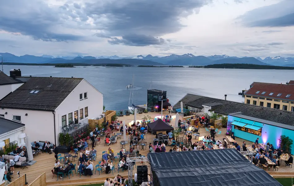 Utekonsert med Moldefjorden i bakgrunn