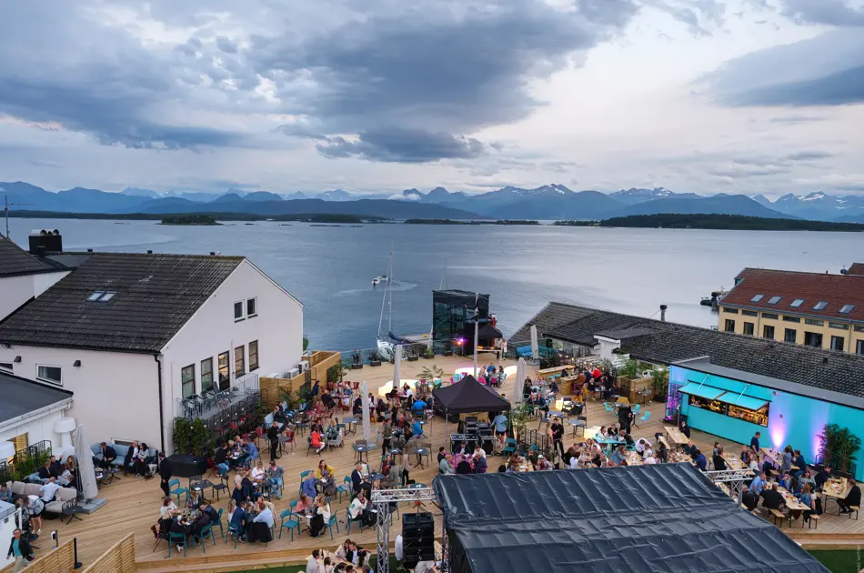 Utekonsert med Moldefjorden i bakgrunn