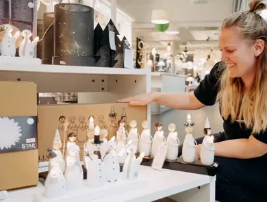 ansatt viser frem advensstaker