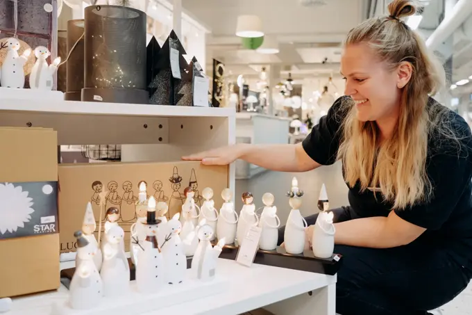 ansatt viser frem advensstaker