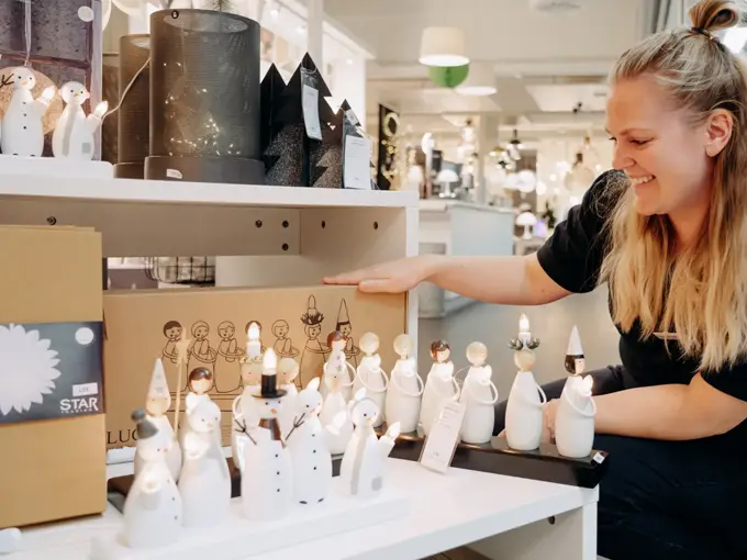 ansatt viser frem advensstaker