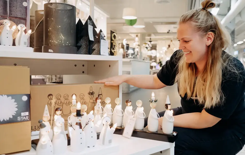 ansatt viser frem advensstaker