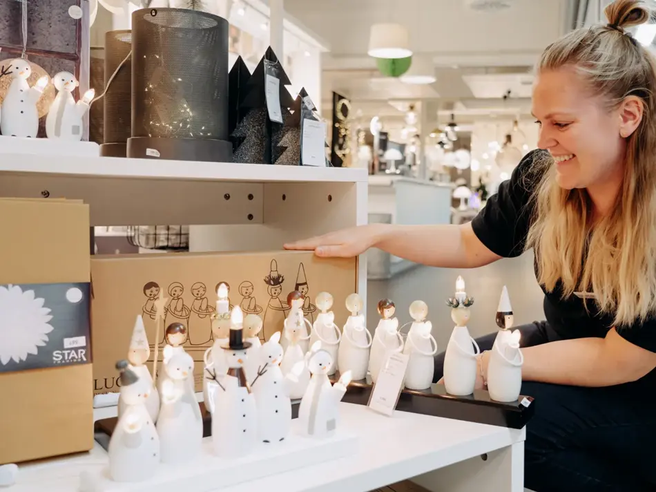 ansatt viser frem advensstaker