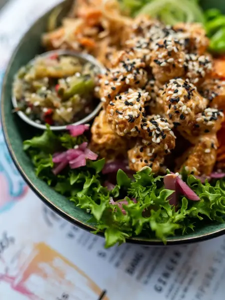 Poke Bowl med kylling, salat og ris