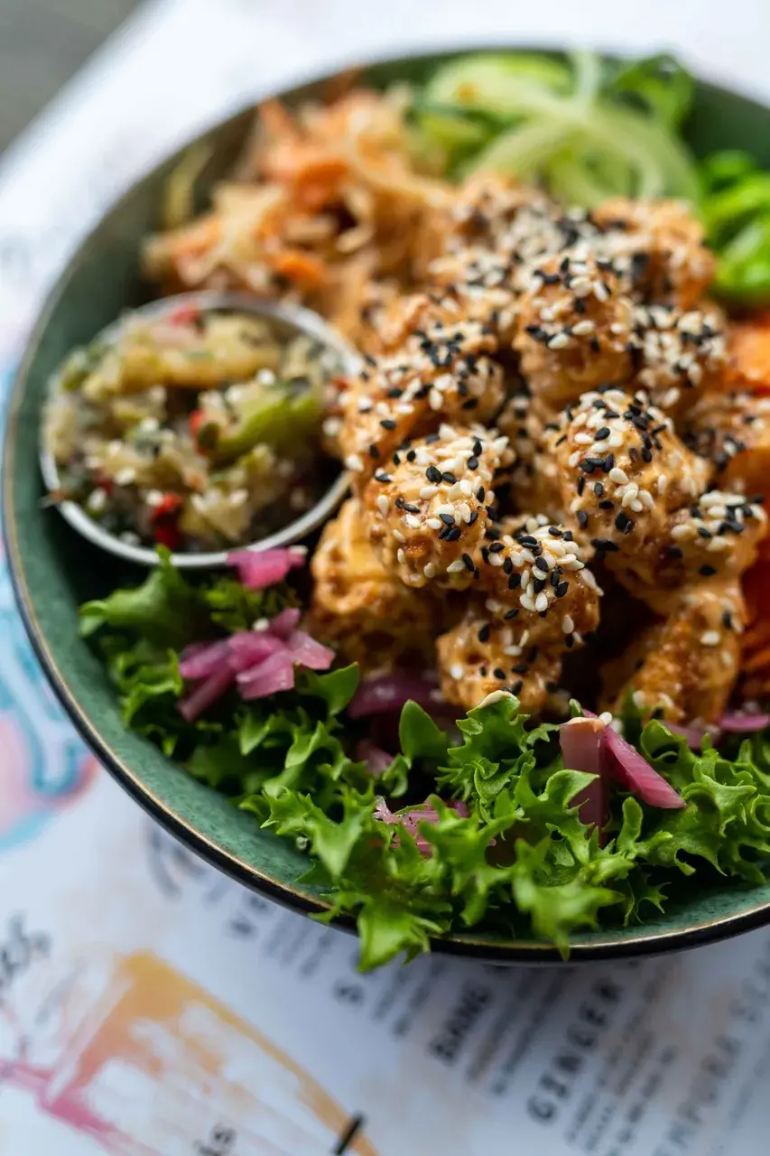 Poke Bowl med kylling, salat og ris