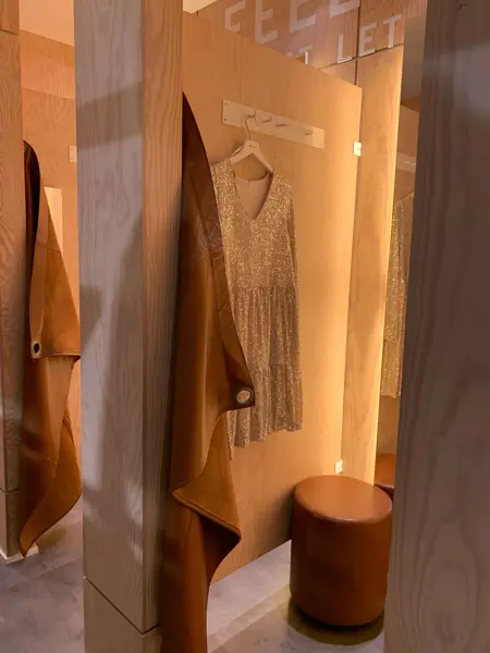 kjole hengt opp i et prøverom