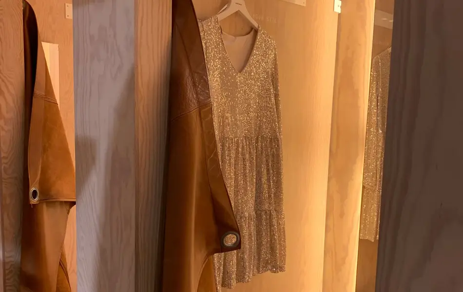 kjole hengt opp i et prøverom