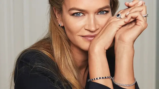 Portrett av kvinne med smykker på hendene