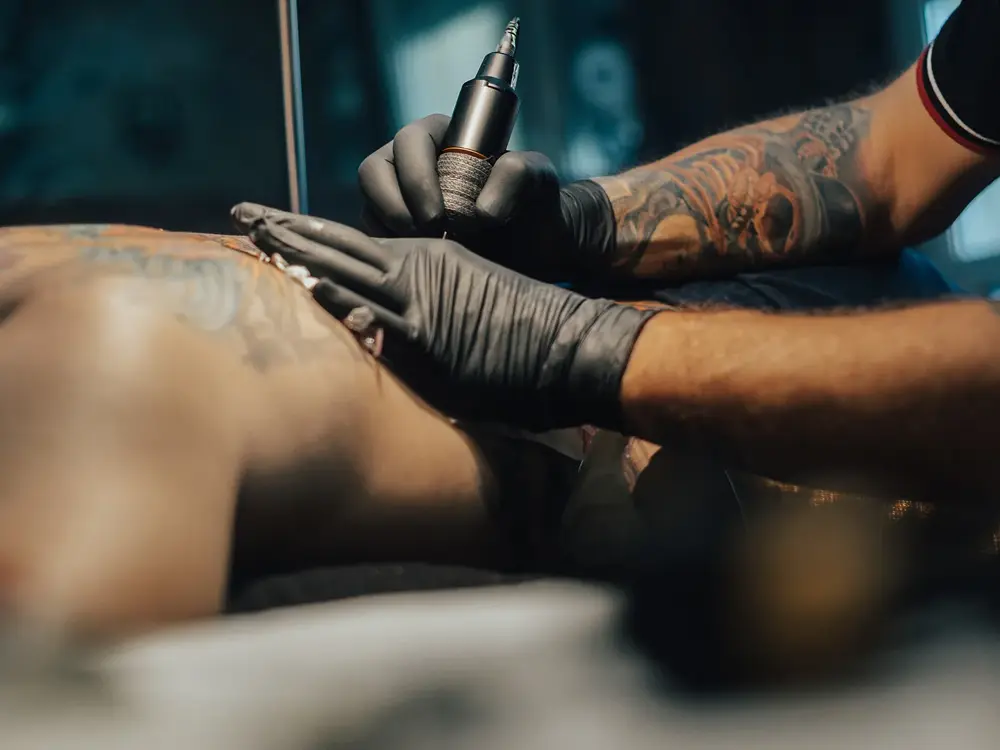 Person blir tatovert på ryggen