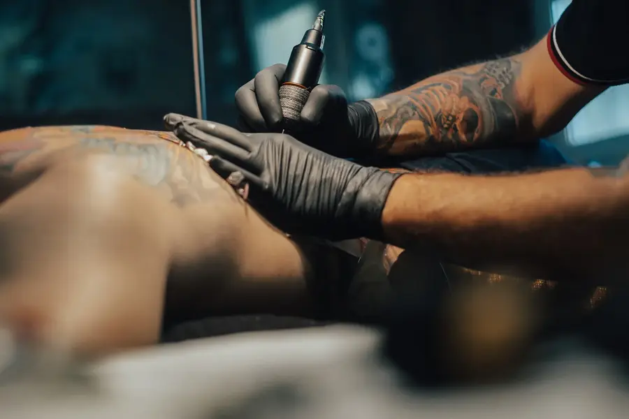 Person blir tatovert på ryggen
