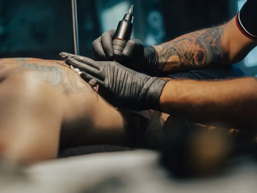 Person blir tatovert på ryggen