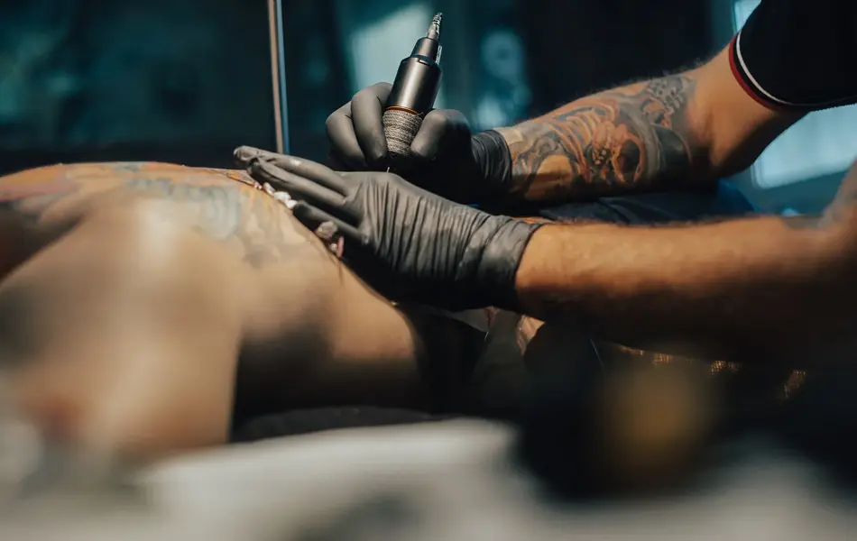Person blir tatovert på ryggen