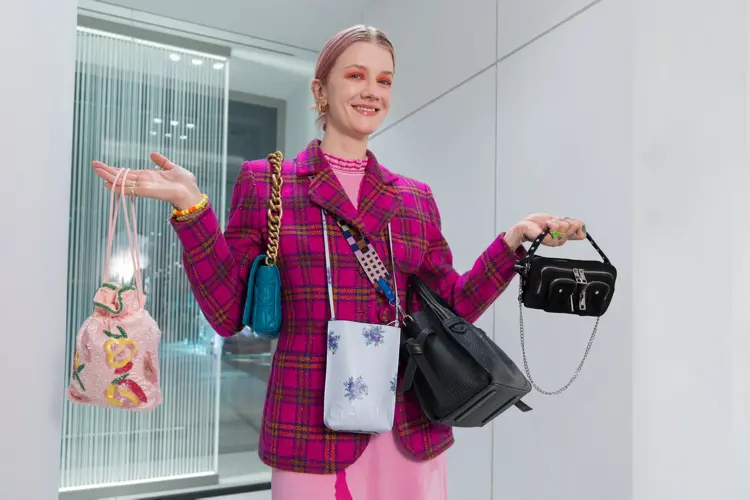 Marianne Theodorsen er veskeekspert for Vogue Scandinavia. Miniveske fra Nuuno/Message 1199,- Veske med kjetting fra Zara 399,- Veske med blomsterprint fra Ganni 1395,- Veske
fra Pourchet/Sessa 2899,- med avtagbar stropp fra Becksöndergaard/Sessa 499,- Perlet veske fra Hvisk/Message 1395,-