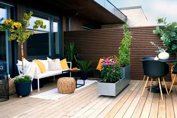 Oversiktsbilde fra en stor balkong med utemøbler og planter.