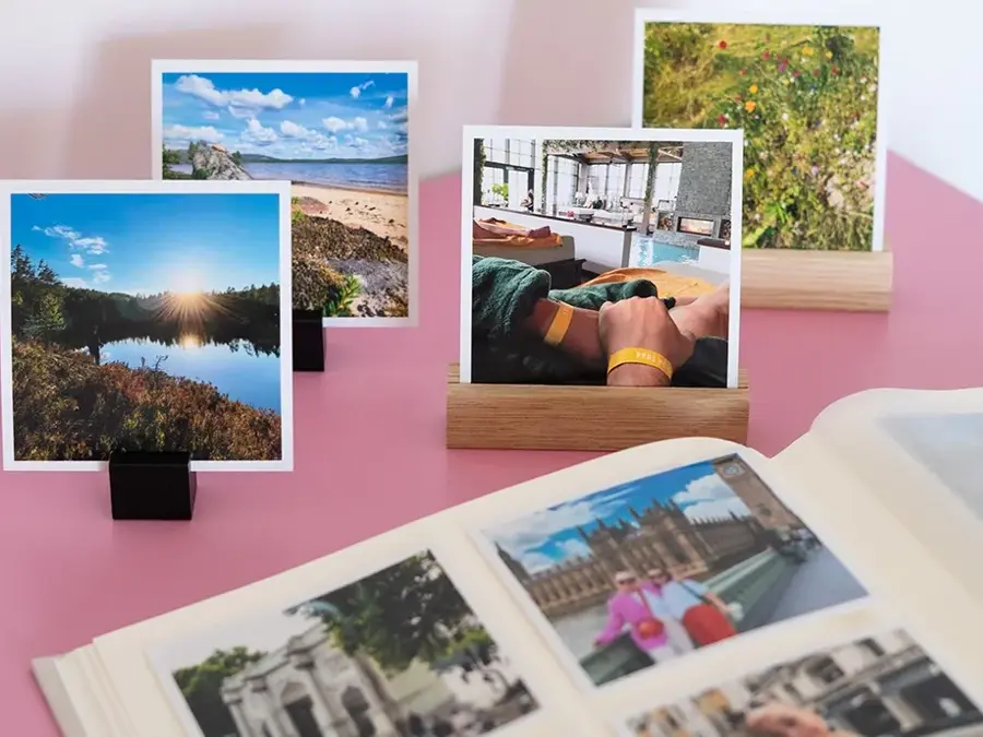 Stående bilder bak et fotoalbum