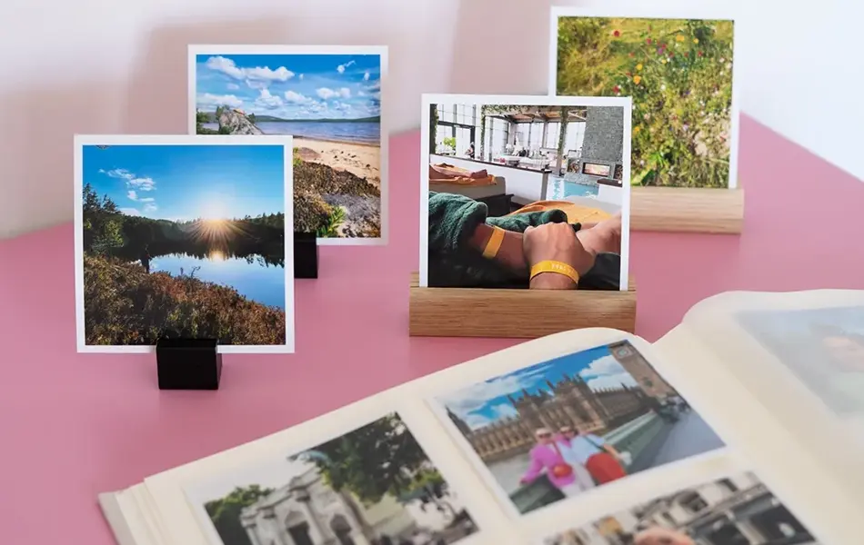 Stående bilder bak et fotoalbum