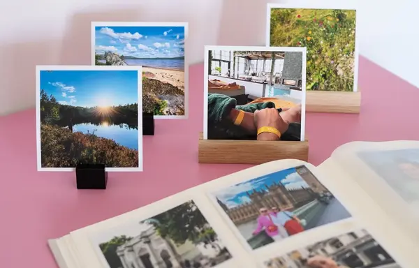 Stående bilder bak et fotoalbum