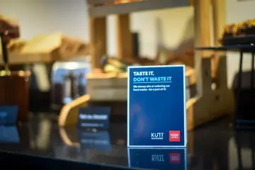 Skilt på hotellfrokost på Thon Hotell Cecil. 