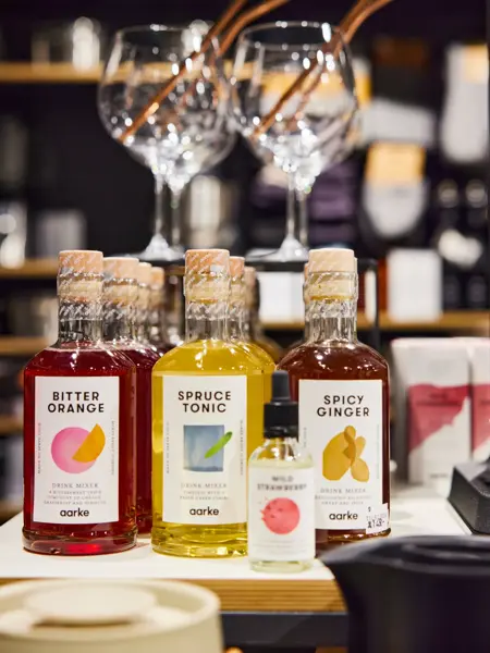 drinkmikser og glass i utstilling hos tilbords