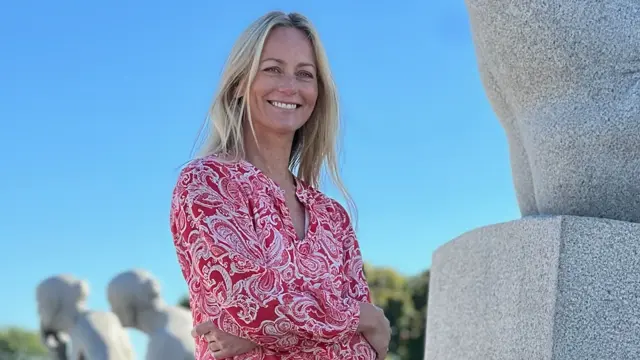 smilende dame med rosa kjole