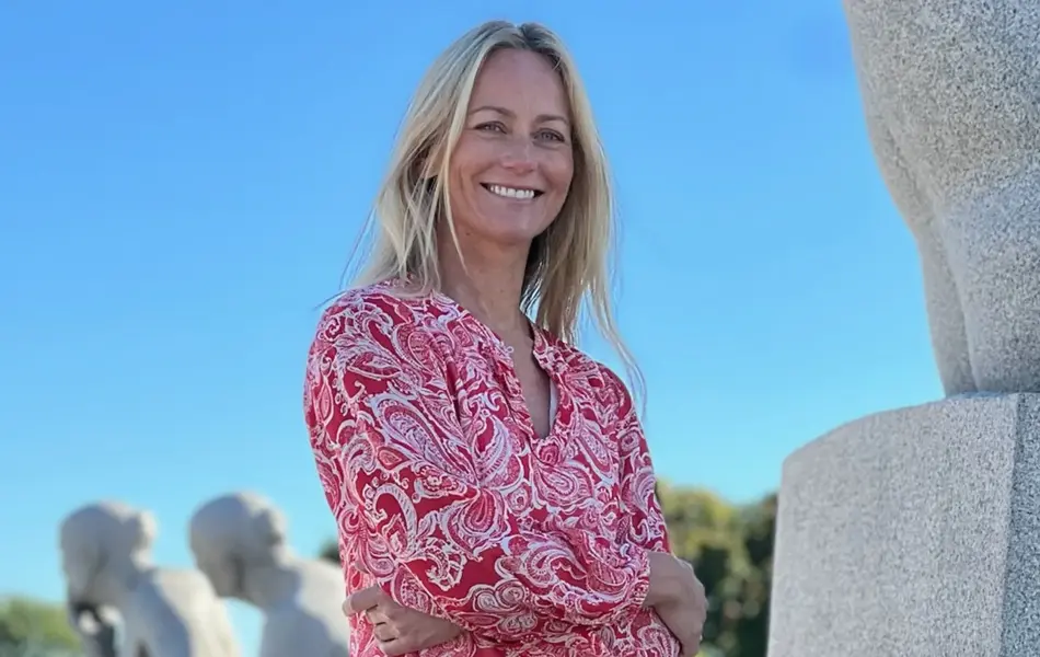 smilende dame med rosa kjole