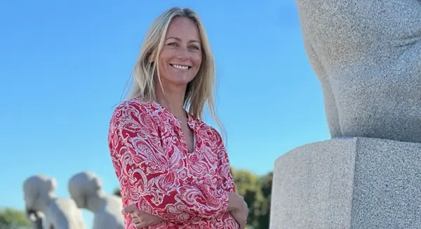 smilende dame med rosa kjole