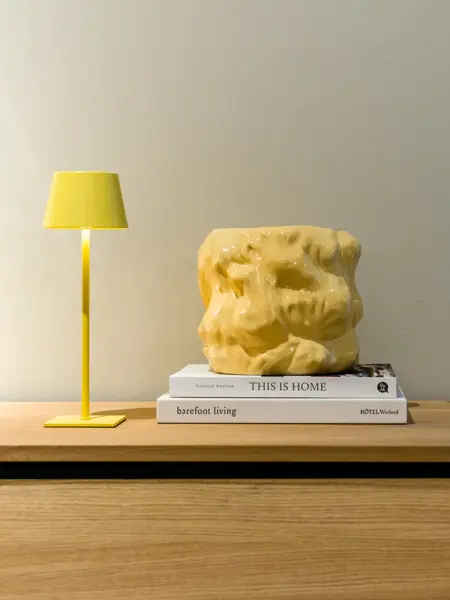 Gul bordlampe og gul vase