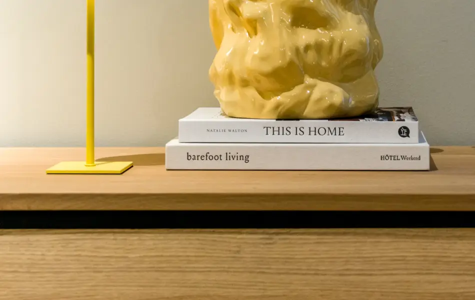 Gul bordlampe og gul vase