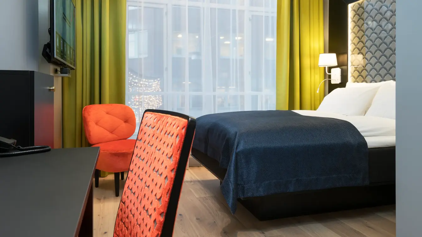 Dobbeltseng skrivepult og tv på Thon Hotel Spectrum i Oslo sentrum