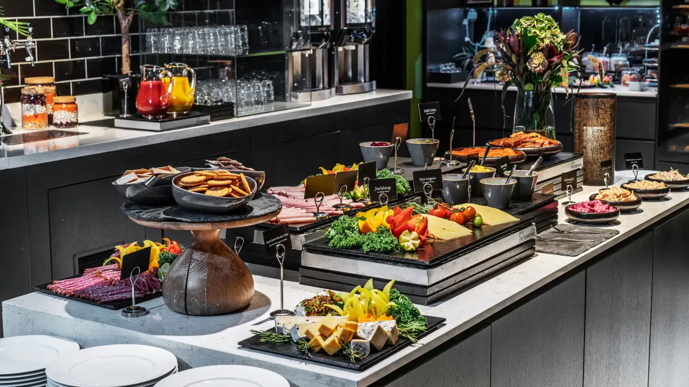 Diverse fargerikt pålegg satt frem på en frokostbuffet.